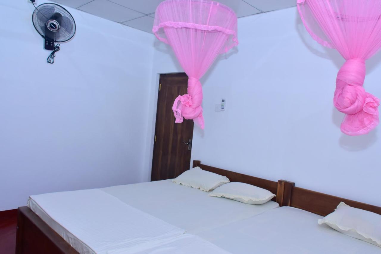 Canal Side Safari Resort 达瓦拉维 外观 照片